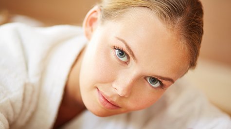 Hogyan lehet ragyogóvá tenni a fáradt és fakó arcbőrt?