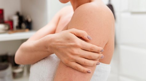 Mi okozza a piros foltokat a bőrön, és hogyan ismerhetők fel?