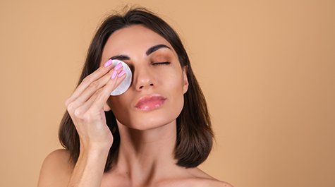 Hogyan kell megfelelően eltávolítani a sminket?