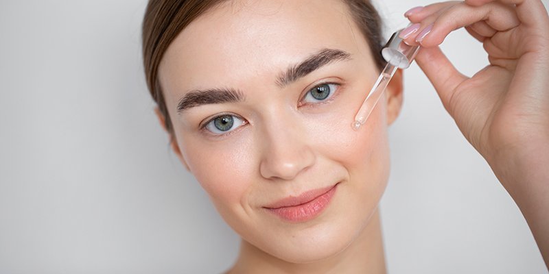 Szérumot használó nő