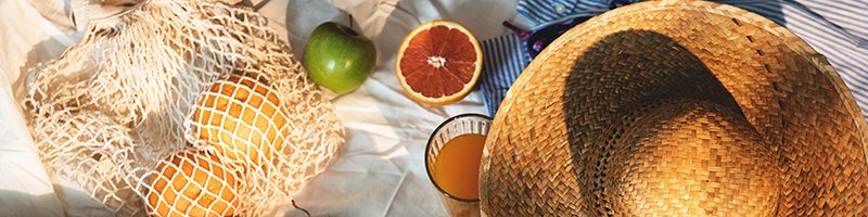 gyümölcs és kalap a takaró